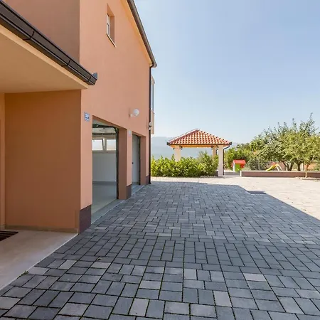 Duje 빌라 트릴리